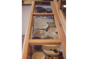 1900年代初頭のフランスの食器棚に、器は、青系、白系、緑釉系に分類して収納。「色を混在させるとなぜか落ち着かなくて……」　