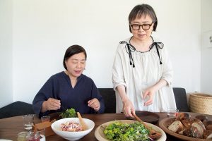 「由起子さんには大人の可愛らしさを感じます。発酵したオリーブ?」と福田さん。仲の良さを感じさせるやりとりが続く。