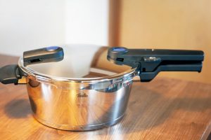 圧力鍋は時短の頼もしい味方。忙しい山﨑家では圧力鍋も毎日活躍中。「浸水0分、加熱5分、蒸らし5分の合計10分で、とびきりおいしいご飯が食べられます」。フィスラーの圧力鍋を愛用。