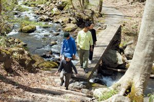 近場の渓流では、アユやマスなどを釣ることができる。水泳を習っている子どもたちは、黒磯のキャンプ場を流れる那珂川へ泳ぎに行く。