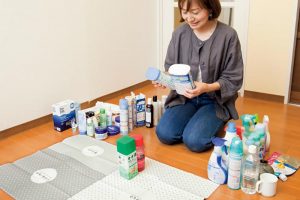 3.1つずつ手に取り、3秒以内を目安にシートに置いていく。「入浴剤を想像以上に持っていましたね。防カビ剤のストックも多すぎでした」（山本さん）