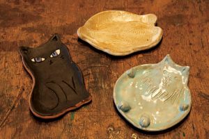 イラストレーターの松尾たいこさんは、福井・美浜町の別宅で陶芸に没頭。