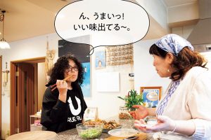 伊藤さんの感想を聞きながら、仕上げていく枝元さん。