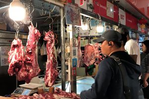食料品専門店が集まる「新源里生鮮市場」。精肉店の軒先に貼られているQRコードは、もちろんスマホ決済用。