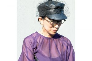 軽やかなチュール付きのレザーキャップ。「服に色があるときは、黒で引き締めるのがおすすめ」