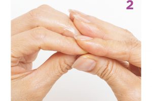 2.両指先をマッサージするように揉み合わせ、爪表面にもオイルをなじませる。