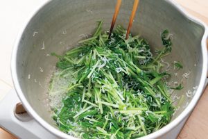 【コツ！】じゃこの味が薄まらないようごく少量の水で煮てから、水菜を入れる。