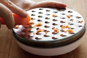 ビネガー、マスタードなどでしっかり和えたにんじんに、ドライブルーベリーのほのかな甘みをプラス。にんじんは包丁で切るよりも、チーズおろし器でおろすと断面がギザギザになり味がしみこみやすい。