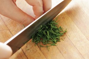 細かく刻んだディルをマヨネーズに合わせ、牛乳でのばしたソースでゆで卵を和える。これだけでも立派な前菜に。