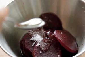 スライスしたビーツに塩を振り、白ワインビネガーをなじませると色鮮やかなパーツに。