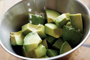 先にレモンを搾りかけ塩を加え混ぜ、後から生クリームを合わせると、とろりとした仕上がりに。アボカドの角がとれるくらいに和える。