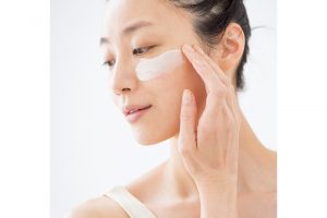 1.クリームパックを、肌の色が透けないくらいの厚みで、目や口周り以外の全顔に塗る。事前に蒸しタオルで肌を温めるとより効果的。