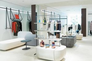 2階には暮らしを彩る雑貨も。香りや豊かな植栽でおもてなし。