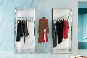 3階は大理石がゴージャスな内装。トルソーの服は「マルニ」。