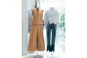 右・シャツ4万9000円、シャツワンピース4万7000円（共にアキコアオキ）　デニムパンツ2万8000円（ジョンローレンスサリバン）　左・ジャケット6万9000円、パンツ6万8000円（共にアキコアオキ）