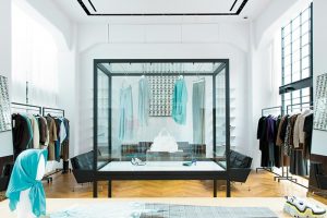 天井高6mもある2階には、心華やぐ服が。正面のミュージアムケース奥は、ポール・ケアホルム作の家具や「パラゴン」のスピーカー。