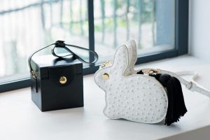 ロンドンの注目ブランドのバッグは、都内ではビオトープのみで買える。〈右〉バニークラッチ10万円、〈左〉スクエアクラッチ13万4000円（共にヒリヤー バートリー）　左・〈右〉ワンピース6万9000円（ガブリエラ コール ガーメンツ）、ニット8万7000円（セシリー バンセン）、スニーカー1万5000円（コンバース フォー ビオトープ）