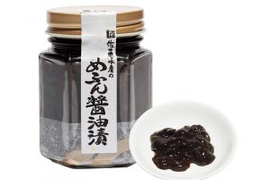 めふんとは鮭の腎臓のこと。黒い帯状のめふんを醤油漬けにした珍味。めふん醤油漬 110g 700円（佐藤水産 TEL.0120-310-041）