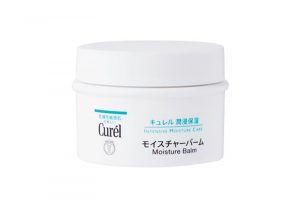 【キュレル  モイスチャーバーム】すぐに乾燥してしまう肌に、充分な潤いを長時間与え続けるこっくりした使い心地の全身用バーム。保湿成分のセラミド機能成分配合。医薬部外品。70g 1,800円 ＊編集部調べ（花王 TEL.0120-165-698）