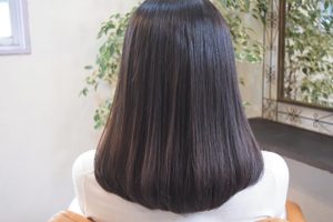 3.自然なツヤをまとったブラウン。続けるほどに髪も健やかになる。