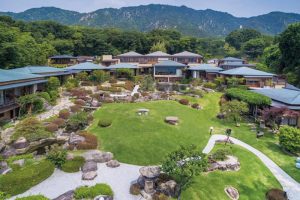 回遊式の日本庭園を囲むように建てられた客室。