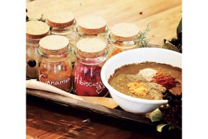 2.ヘナに配合するハーブもオリジナル。