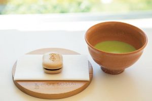 2.『空也』のもなかと『上林春松本店』の抹茶。