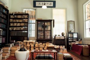 1.漱石の書斎の再現展示室。家具・調度品・文具は県立神奈川近代文学館の協力で再現、書棚の洋書は東北大学附属図書館の協力で製作。