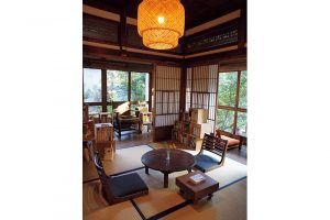 普段は1日1組限定の貸し切り宿。宿泊予約がない日はカフェ付きの図書館に。