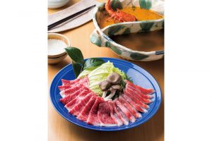 メインの「山海鍋」。山の鍋は滋味スープで牛肉を味わい、海の鍋はブイヤベース仕立てのスープで金目鯛を味わう。料理の内容は季節によって異なる。