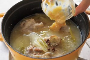 味噌は冬は甘みとコクがある白味噌を、夏は味が強めの赤味噌と使い分ける。