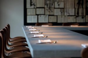 レストラン奥には古書をキャンバスに見立てたブックアートが。