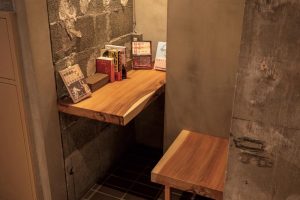 館内のいたるところに配置された読書スペース。読書に疲れたらのんびりと温泉へ入るのもいい。