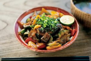 4.「ヨロン丼」は作家・森瑤子がオイルサーディンの缶詰で作った丼を再現。