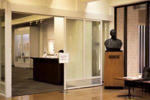 2.初代理事長、高見順の胸像の先に展示室がある。