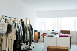 店の北隣にある系列店『ファベル ラボラトリオ』では洋服を扱う。「上質でシンプル、今の時代の香りがする服を選んでいます」（井藤さん）。大橋さんのブランドも年に 2回、ここでポップアップショップを展開。