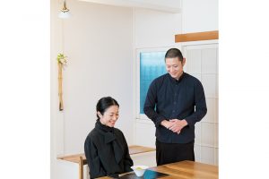 「盛り付けの美しさにも感激」と大橋さん。写真右は「温石」店主で料理人の須藤 剛（すどう・たけし）さん。