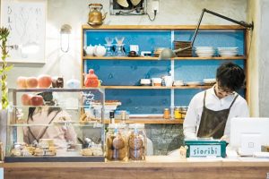 1階のカフェカウンター。スコーンなど軽食も充実。コーヒー500円。