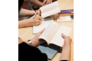 原書を持ってきた参加者もいて、照らし合わせて読むひとコマも。