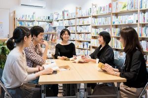 会社員や主婦など、年齢も職業も違う参加者たち。人の話を遮らずに聞くことが大切。