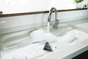 5.できるだけシンク全体が浸かるようにお湯を張り、1時間以上放置して漬け込む。