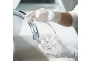 8.シンク内をよく洗い流し、すすげない場所は水拭きでキレイに拭き上げる。グラスもぴかぴかに!