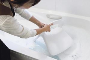 1.浴槽に「オキシクリーン」を入れて60度のお湯を張り、風呂椅子や蓋を漬ける。