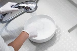 3.洗面器に「オキシクリーン」をスプーン2杯入れてよく溶かし、濃い溶液を作る。