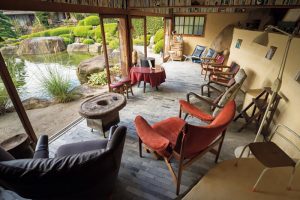 ライブラリーテラスには北欧や欧米の座り心地のよい椅子が並んでいる。